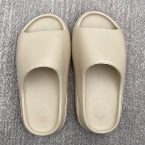 Yeezy slides ‘bone’